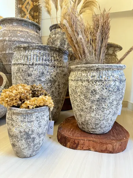 Vasos Portofino com capim-dos-pampas em composição de interior