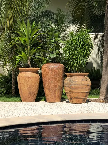 Vasos Portofino em terracota à beira da piscina