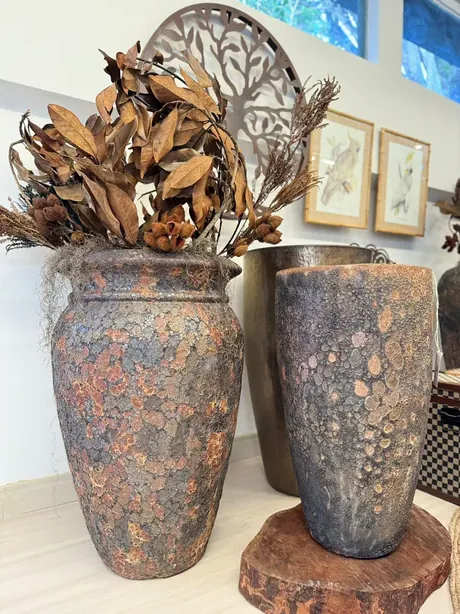 Composição de interior com vasos Portofino sobre mesa de centro