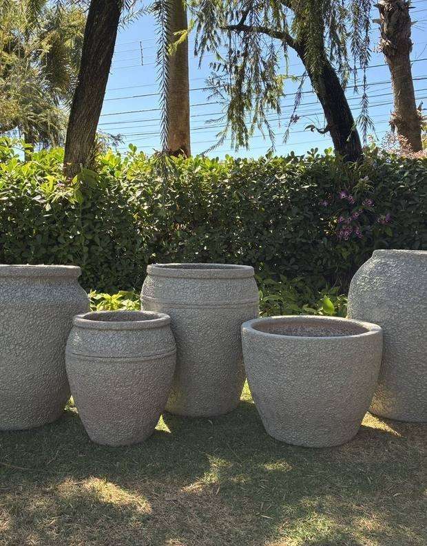 Vasos Portofino ao longo do jardim