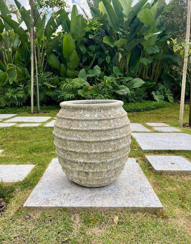 Vaso Portofino em destaque no jardim