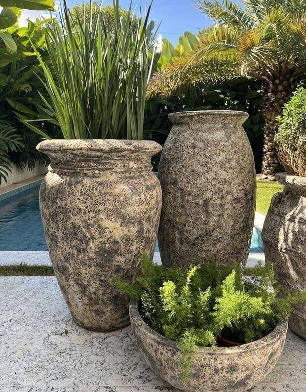 Vasos Portofino à beira da piscina