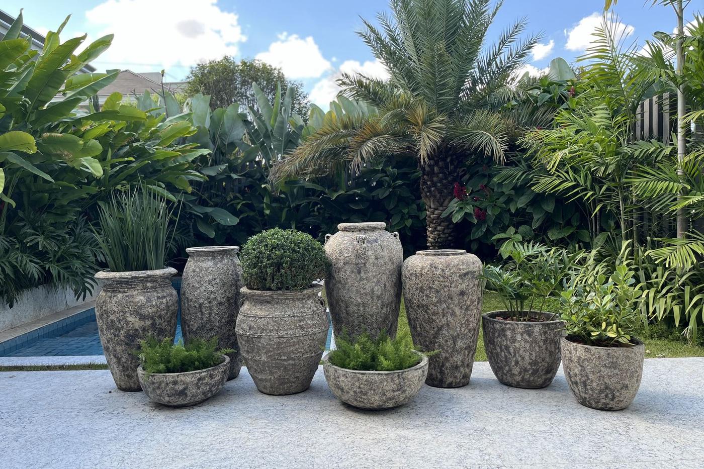 Vasos Portofino à beira da piscina