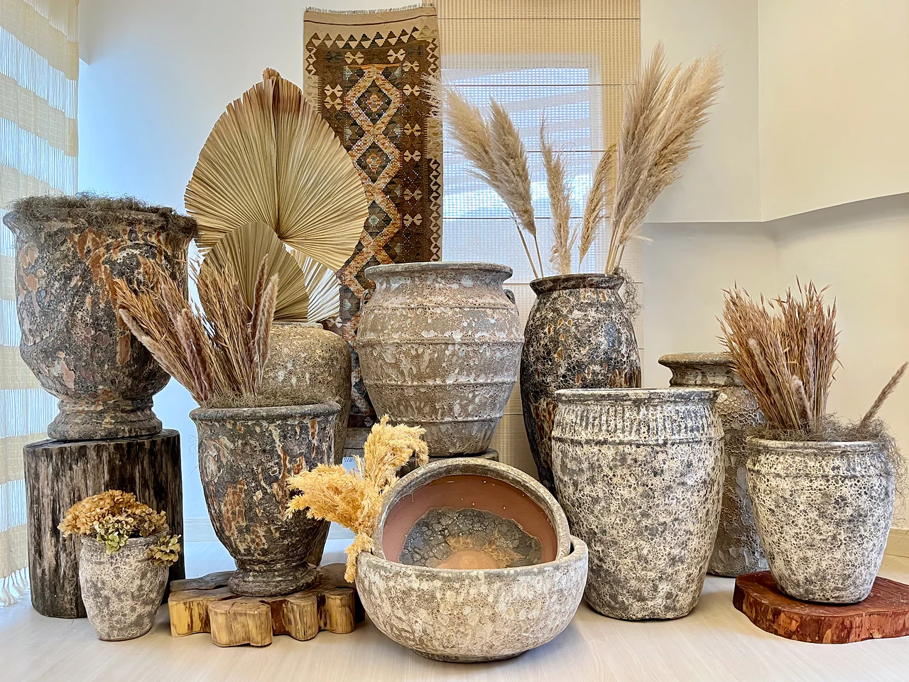 Vasos Portofino em argila vulcânica em composição de interior, com capim-dos-pampas