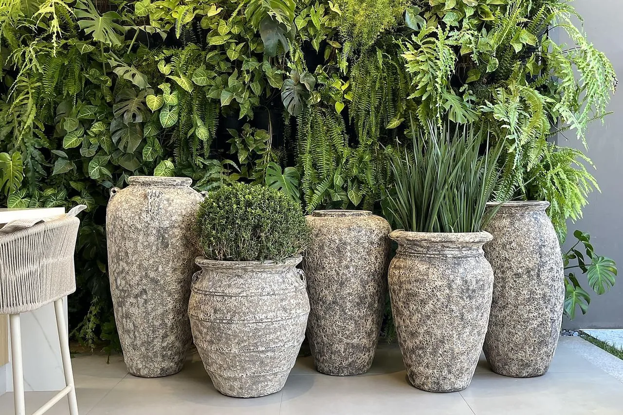 Vasos Portofino em argila vulcânica diante de jardim vertical