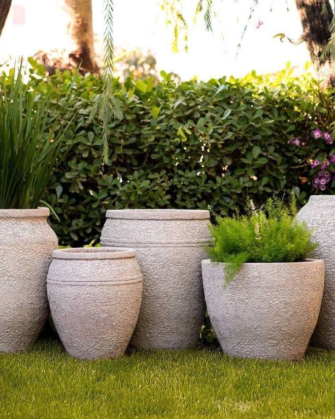 Projeto com vasos Portofino junto à cerca viva