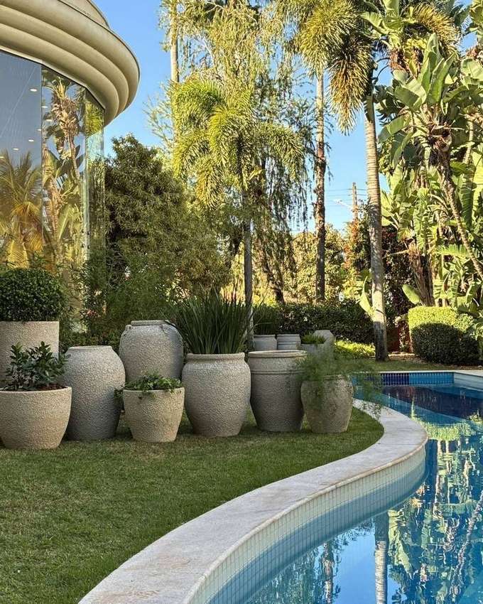 Projeto com vasos Portofino em pátio residencial