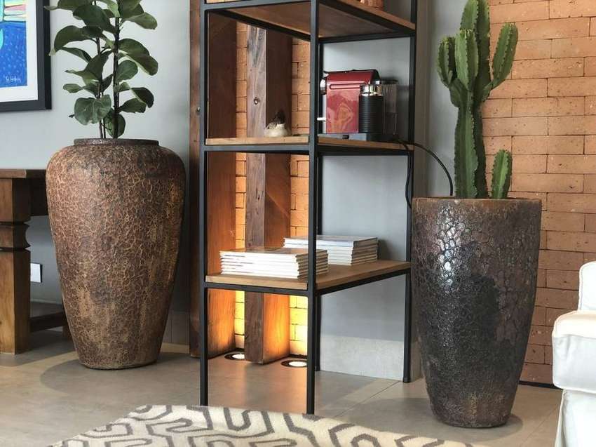 Showroom Portofino Decor, composição de vasos no ambiente interno